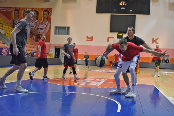 Легенды отечественного баскетбола сыграли вничью со сборной Свердловской области. Фото