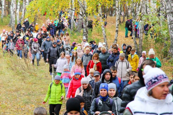 Тысячи свердловчан отметили Всероссийский день ходьбы прогулкой на природе