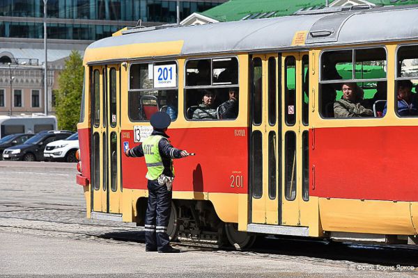 В центре Екатеринбурга остановили трамваи из-за забытой сумки