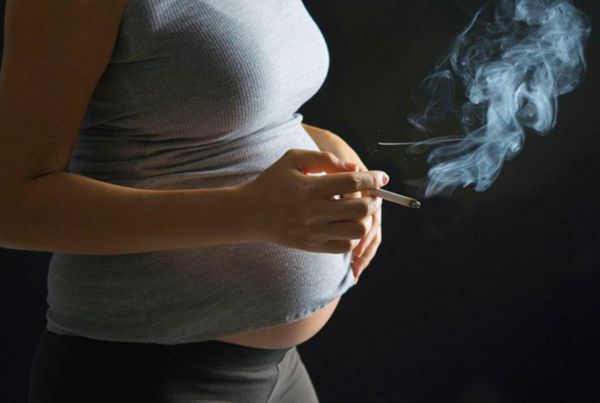 Более 30% беременных курят