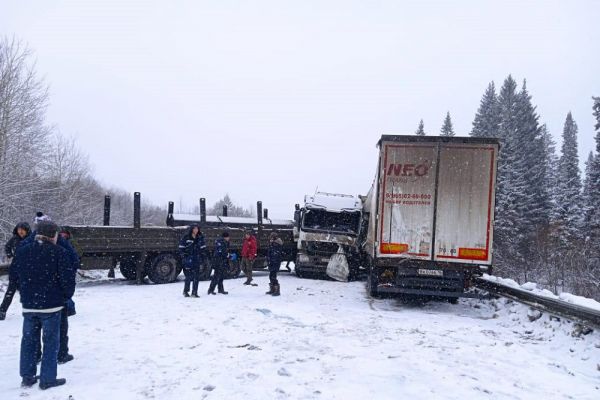 На трассе Пермь — Екатеринбург перекрыли движение из-за массового ДТП