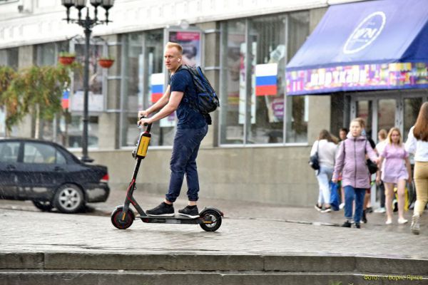 На улицах Екатеринбурга ловят нарушителей на электросамокатах