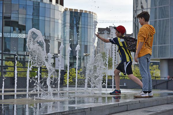 Фоторепортаж: в жару в Екатеринбурге включили фонтаны