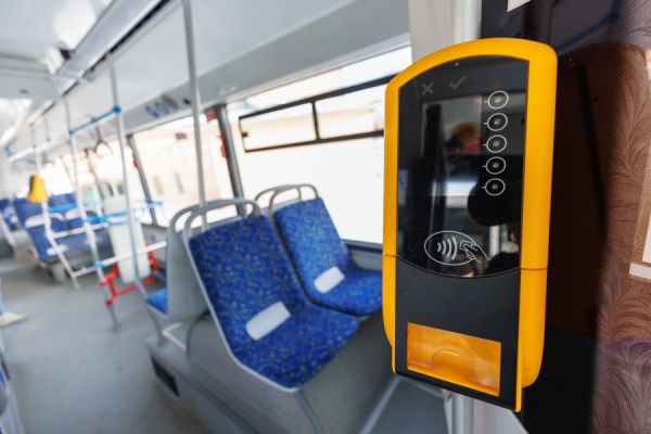 Школьники Екатеринбурга будут  ездить в общественном транспорте бесплатно