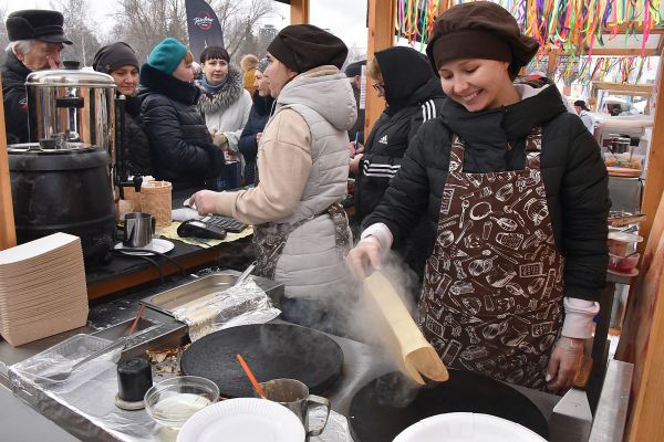 Главный свердловский диетолог рассказала, сколько блинов можно съесть на Масленицу