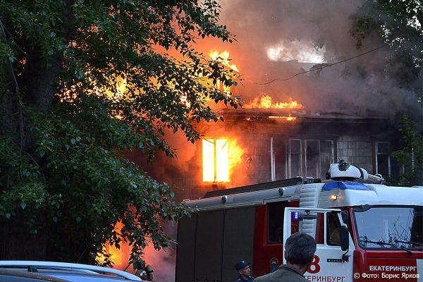 В поселке под Екатеринбургом во время вечеринки сгорел трехэтажный дом