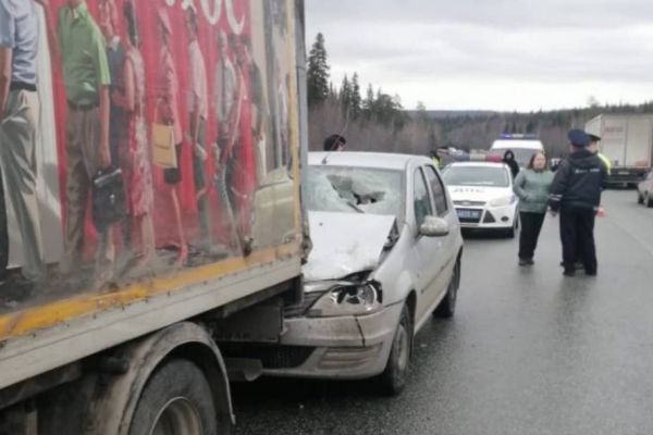 В ДТП под Первоуральском водителя легковушки убило отлетевшим от кабины грузовика крылом