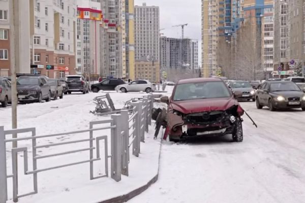 В Екатеринбурге автоледи снесла ограждение на улице Сурикова