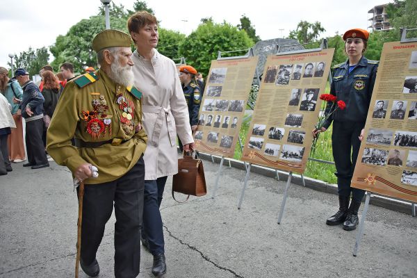 В День памяти и скорби уральцы прикрепили к георгиевским лентам 1418 колокольчиков. Фото