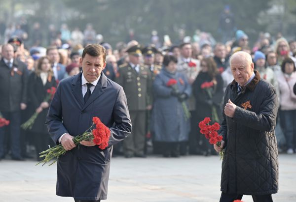 Евгений Куйвашев возложил цветы к Широкореченскому военному мемориалу