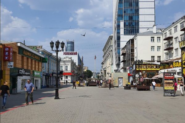 В Екатеринбурге с улицы Вайнера убрали статую льва с золотой гривой