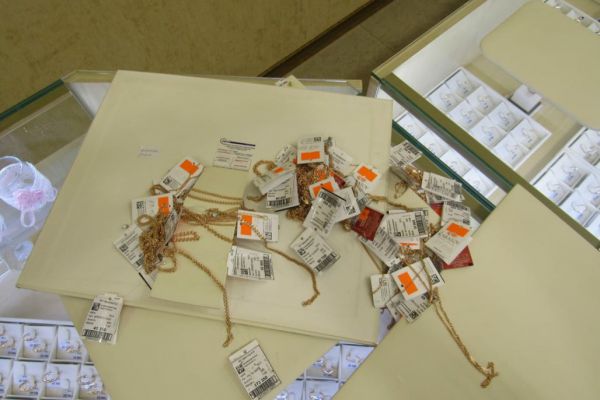 Полицейские задержали участников вооруженного налета на ювелирный магазин в Ревде