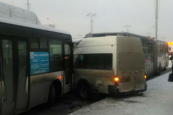 «Виновата гололедица»: два автобуса в центре Екатеринбурга зажали маршрутку