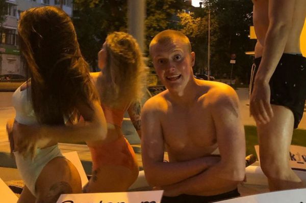 Блогеры в бикини проехали в бассейне по центру Екатеринбурга