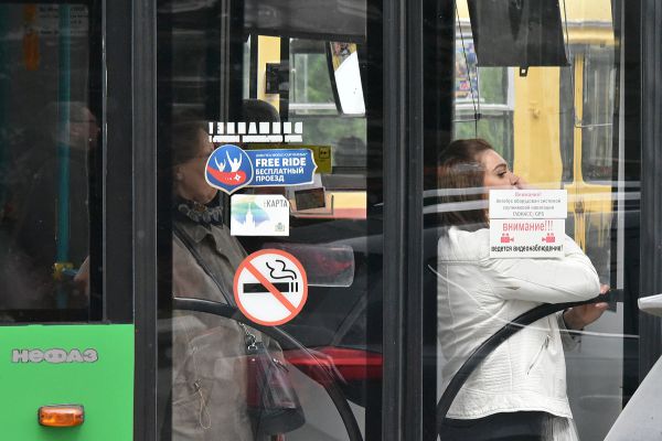 Люди набиваются в автобусы: в пандемию общественный транспорт начнет ездить в обычном режиме
