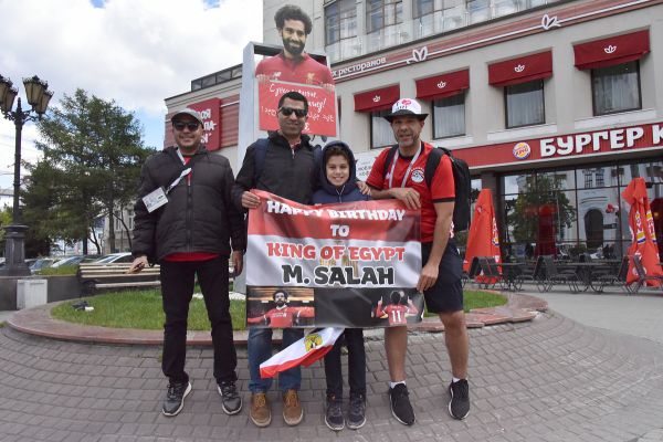 Поздравили на разных языках: в Екатеринбурге болельщики празднуют день рождения Мохаммеда Салаха