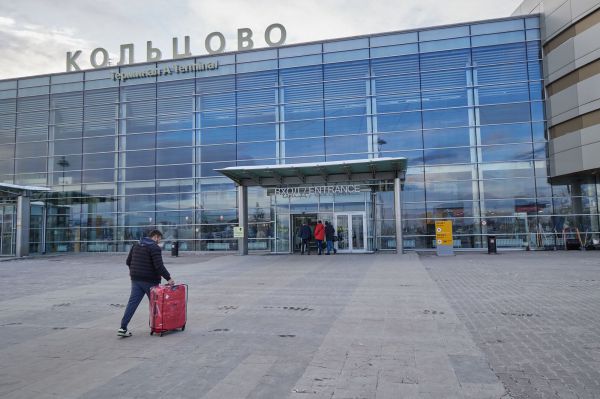 На взлетно-посадочную полосу багаж попасть не мог