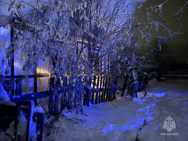 Ночью на мороз выбежала семья уральского священника — их дом в Ивделе сгорел в пожаре