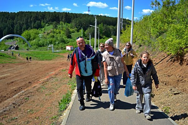 Участники «Каменской прогулки» очистили от мусора пригородный лес