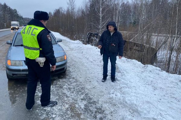 В Свердловской области рейсовый автобус с пассажирами съехал в кювет