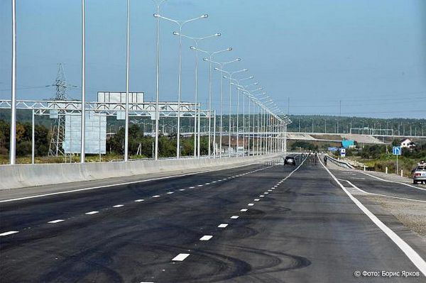 На дублере Сибирского тракта парень выпрыгнул из движущегося автомобиля после ссоры с девушкой