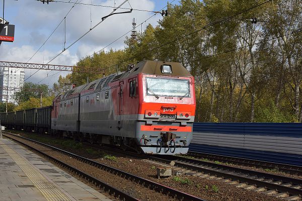 В Екатеринбурге мужчину с женщиной, перебегавших пути в неположенном месте, сбил товарный поезд