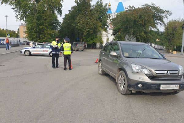 На Уралмаше водитель сбил ребенка на самокате