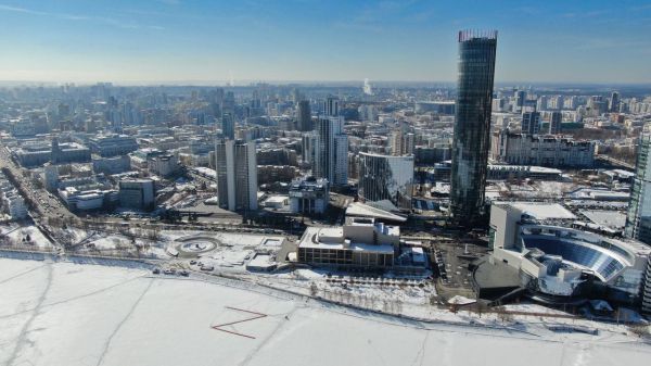 В Екатеринбурге  молодогвардейцы развернули на льду городского пруда георгиевскую ленту