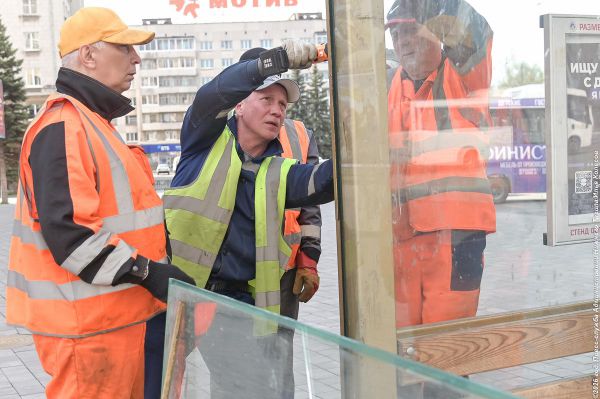Транспортники Нижнего Тагила потратили 350 тысяч рублей на ремонт остановочных павильонов, разбитых вандалами