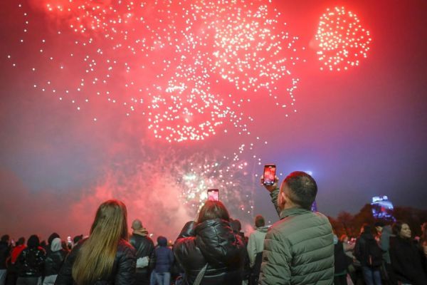 Фейерверк и гала-концерт стали кульминацией празднования Дня Победы в уральской столице