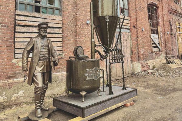 Городские скульптуры Купец и Дама стали точкой притяжения  туристов в Талице