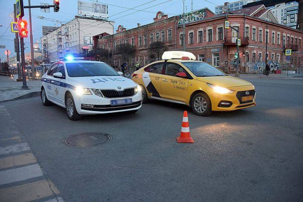 В Екатеринбурге суд взыскал с таксопарка более 200 тысяч рублей за ДТП
