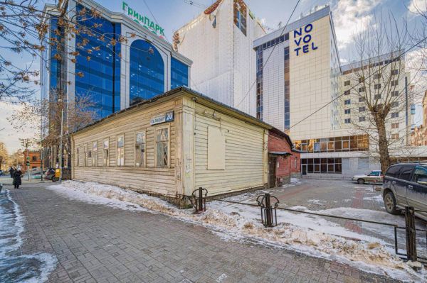В центре Екатеринбурга за 10 млн рублей продают деревянный особняк