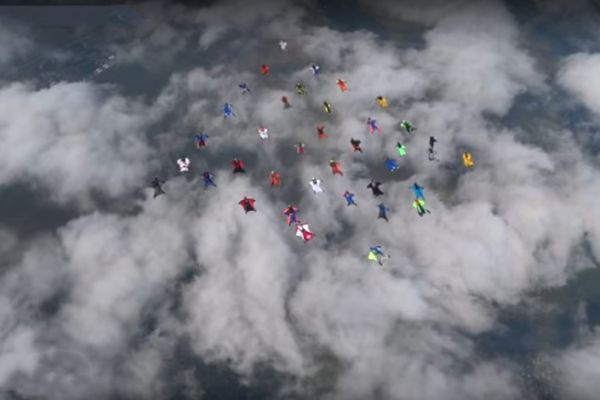 Уральский бейсджампер прыгнул в небо на крыле и установил рекорд Европы