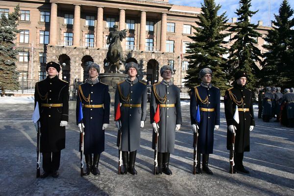 Губернатор Евгений Куйвашев поздравил уральцев с Днем защитника Отечества
