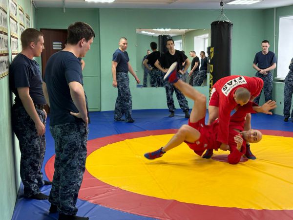 Звезды самбо провели мастер-класс для будущих инспекторов в Нижнем Тагиле