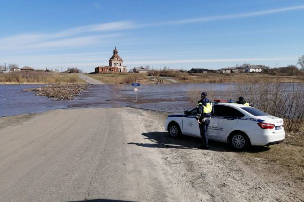 В Свердловской области госавтоинспекторы перекрыли движение по трем мостам из-за паводка