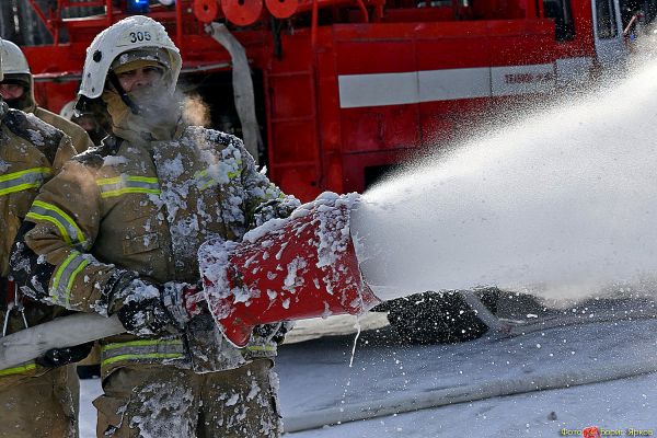 Ночью в Екатеринбурге загорелся двухэтажный деревянный дом