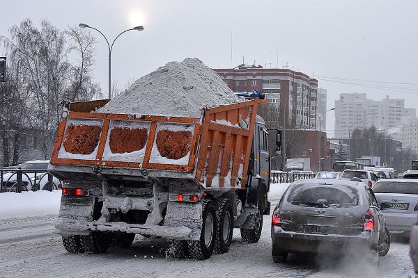 Больше 400 машин направили на уборку снега на свердловских дорогах