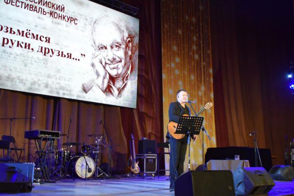 «Возьмемся за руки, друзья...»: фестиваль-посвящение Булату Окуджаве соберет на Урале конкурсантов из 15 регионов
