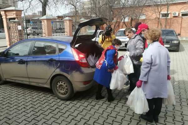 Екатеринбургский бизнесмен ежедневно снабжает продуктами пенсионеров на самоизоляции