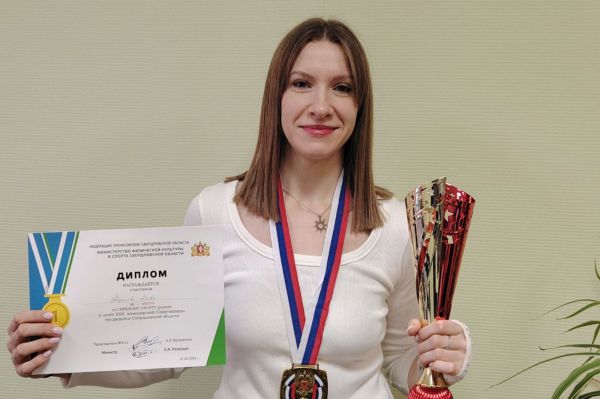 Точность в закупках, сталь в мышцах: сотрудница перинатального центра установила спортивный рекорд