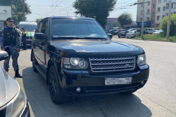 В Екатеринбурге приставы забрали Range Rover у водителя со 153 штрафами от ГИБДД