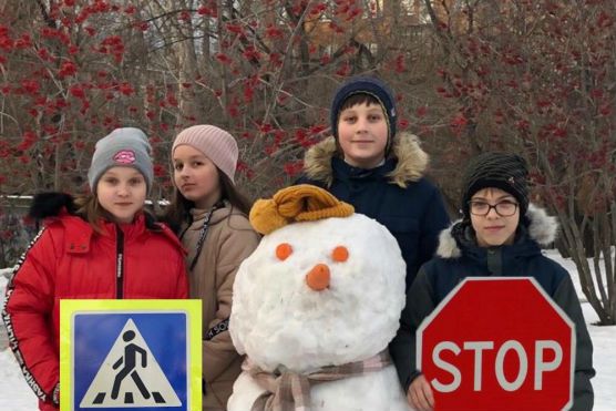 «Снеговик за ПДД»: в Екатеринбурге снежные фигуры агитировали за соблюдение правил безопасности на дороге