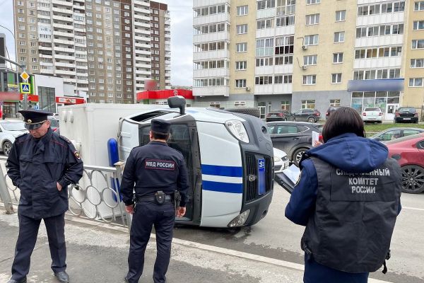 В Екатеринбурге автозак с задержанными попал в ДТП и перевернулся