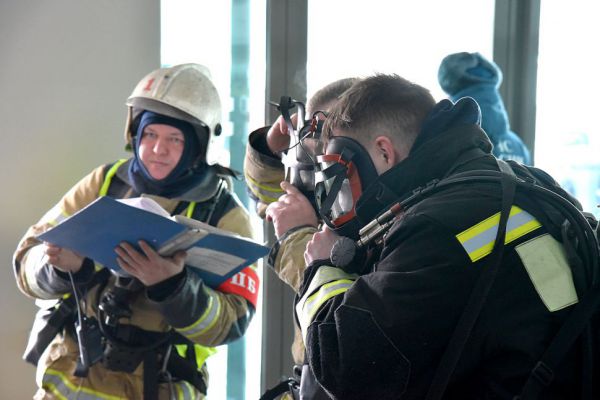 Пожарные эвакуировали жильцов дома на улице Серова