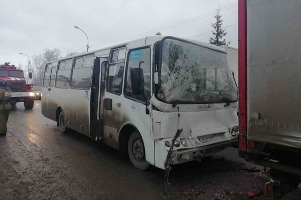 В Белоярском рейсовый автобус въехал в грузовик