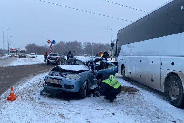 На въезде в Каменск-Уральский случилось жесткое ДТП с автобусом и легковушкой