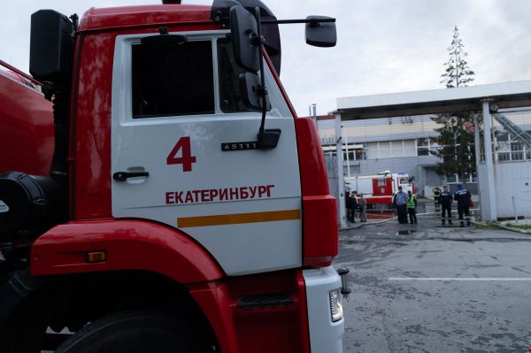 Из логистического склада, атакованного вражескими беспилотниками в Екатеринбурге, эвакуировали 800 человек