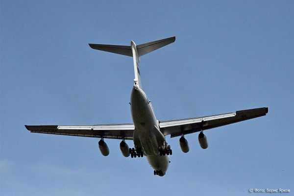 Проблемы с шасси: самолет из Екатеринбурга совершил аварийную посадку в Томске